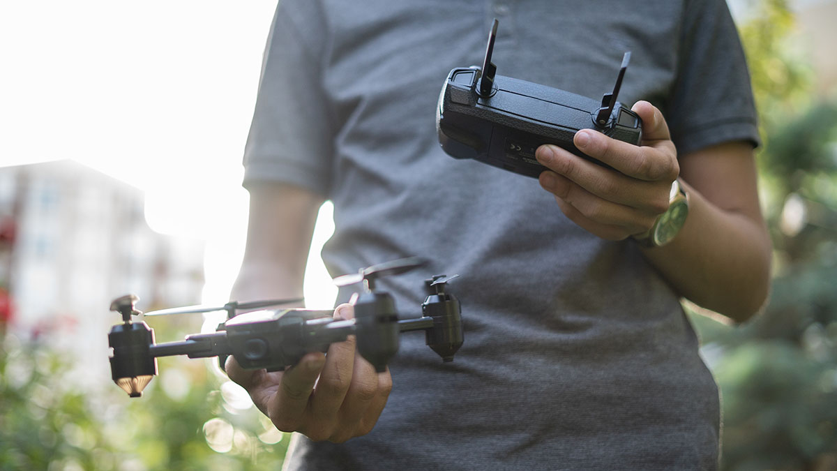 Un ragazzo fa volare un drone